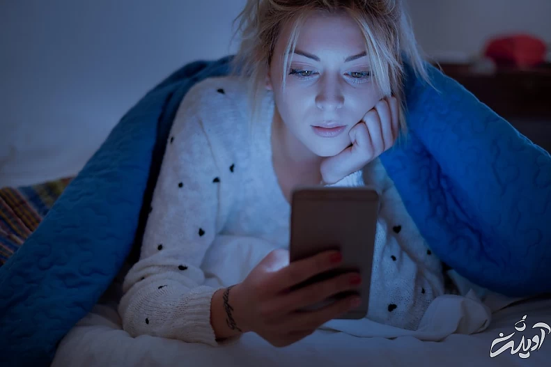 3 معایب خوابیدن با گوشی-نور آبی ممکن است مانع خواب شما شود